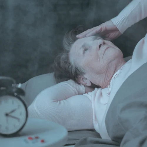 oudere vrouw in bed die moeite heeft met slapen
